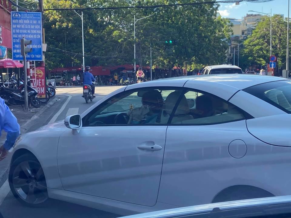 Nguy hiểm tiềm ẩn từ hành vi sử dụng điện thoại  khi điều khiển phương tiện giao thông